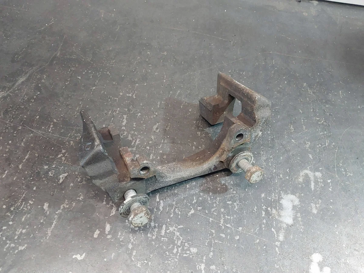 2001 BMW 5 E39 Front Caliper Bracket 34111164610 image 7