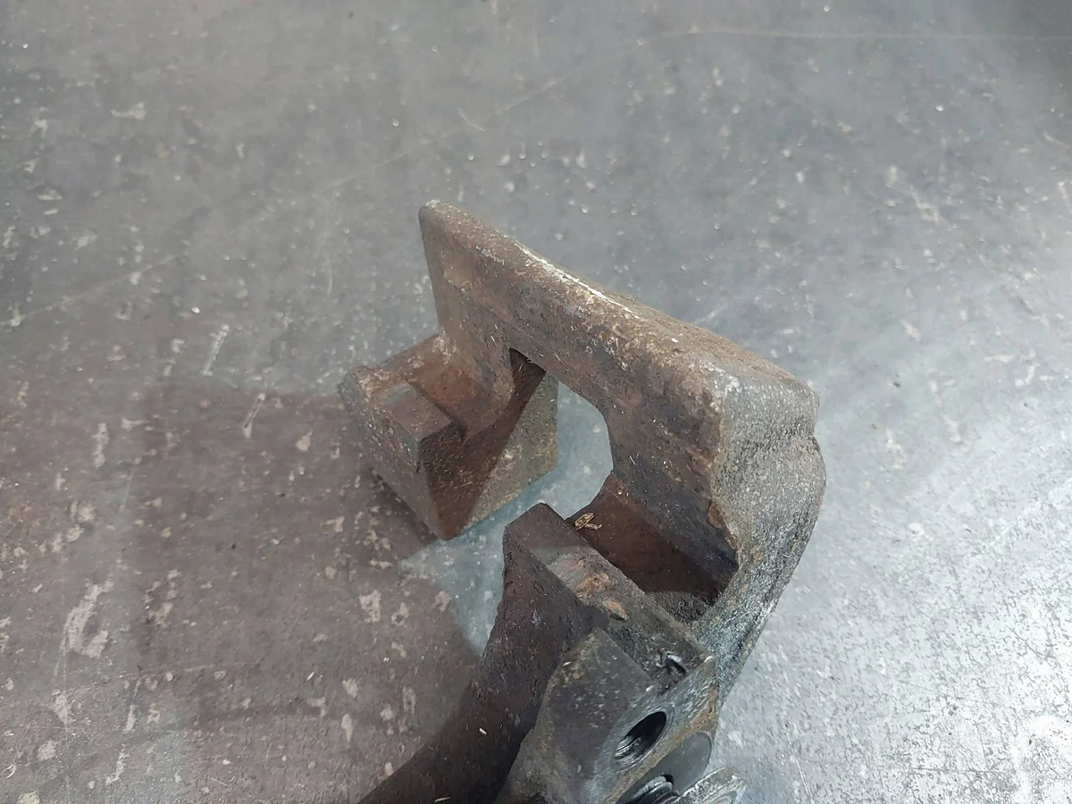 2001 BMW 5 E39 Front Caliper Bracket 34111164610 image 8