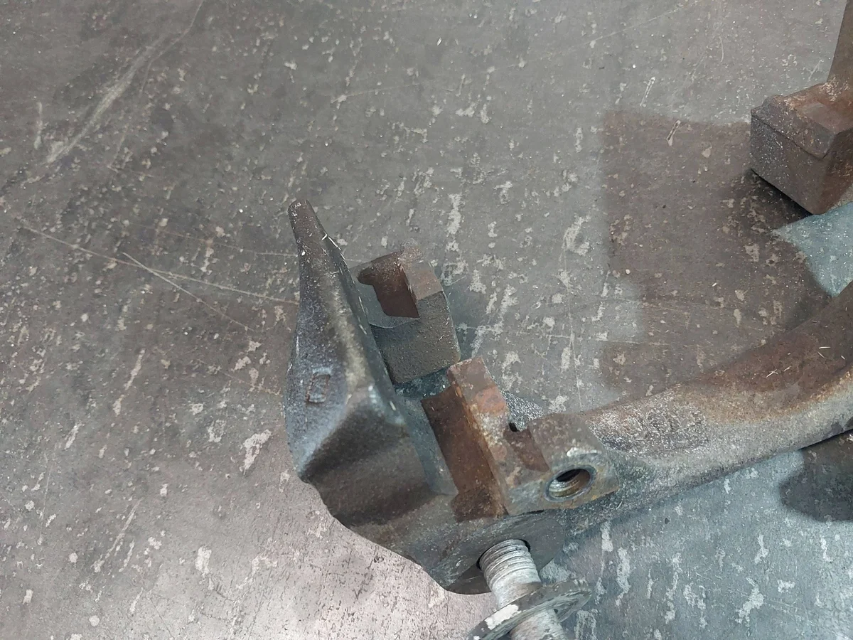 2001 BMW 5 E39 Front Caliper Bracket 34111164610 image 9