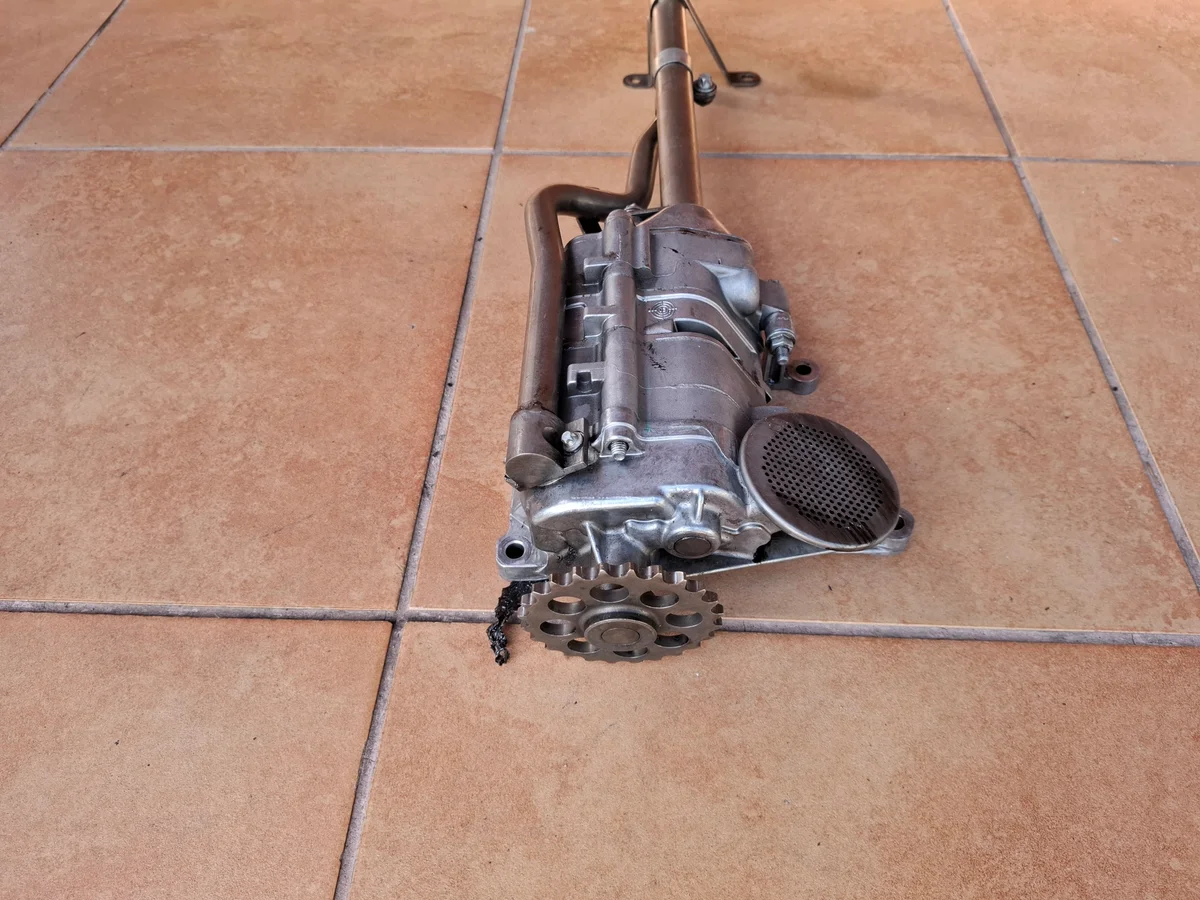 Öljypumppu Mercedes W211 3,2 CDI R1371810201
