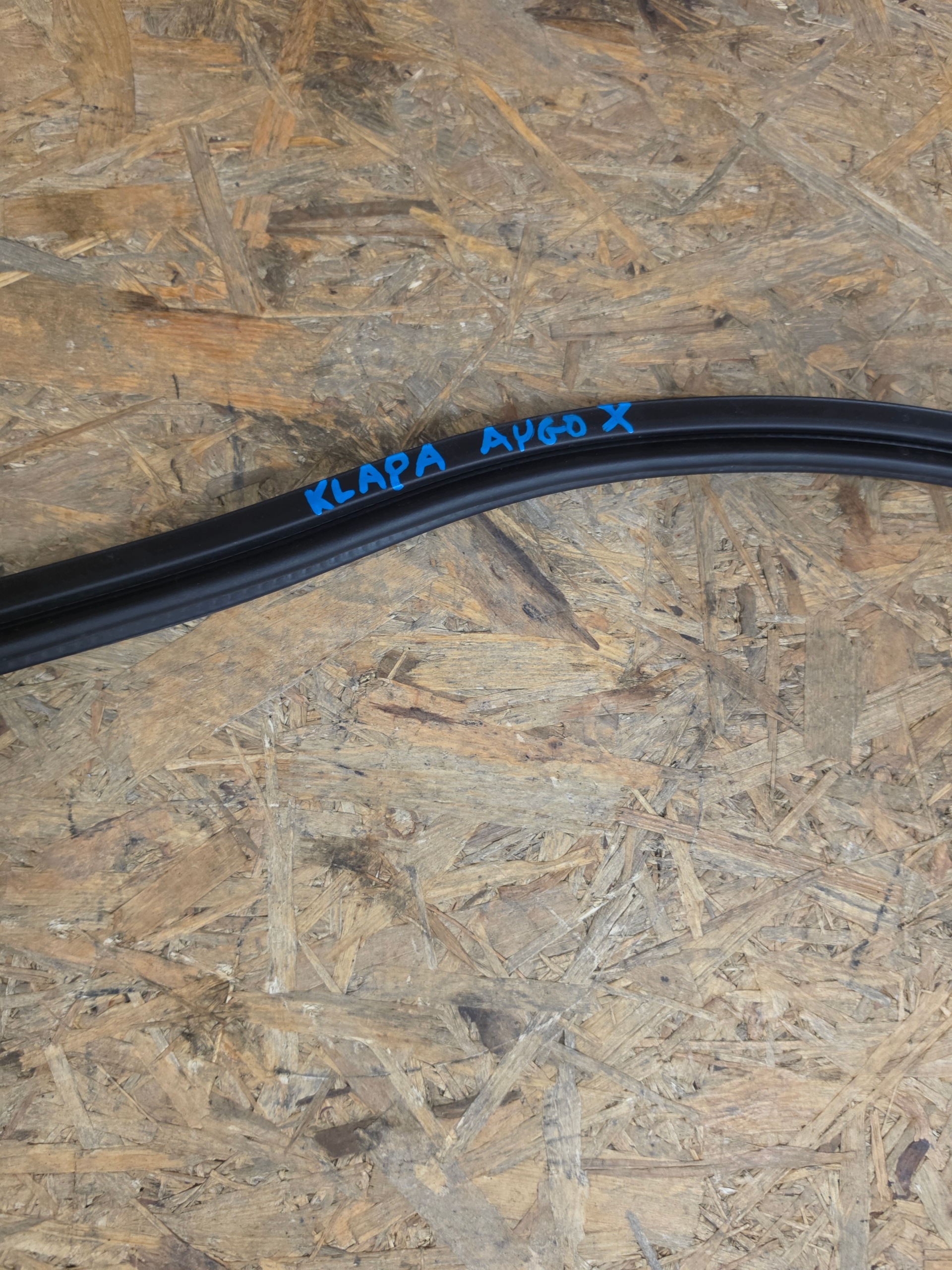 Toyota Aygo X 23-25 Junta Maletero OEM image 3