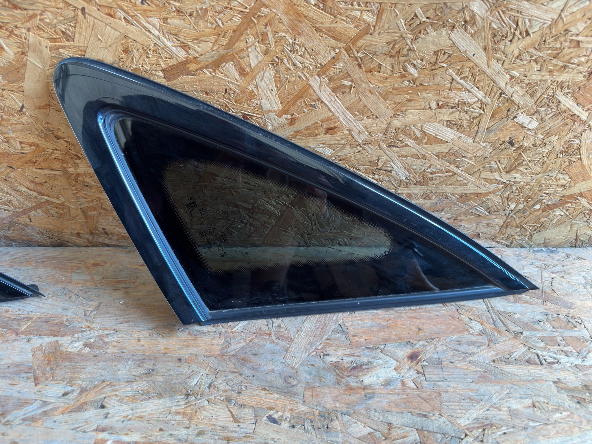 Heck-Scheibe rechts Audi Q3 Sportback F3N OEM 83F845298AA image 2