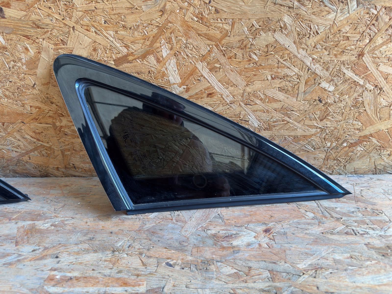 Heck-Scheibe rechts Audi Q3 Sportback F3N OEM 83F845298AA image 3