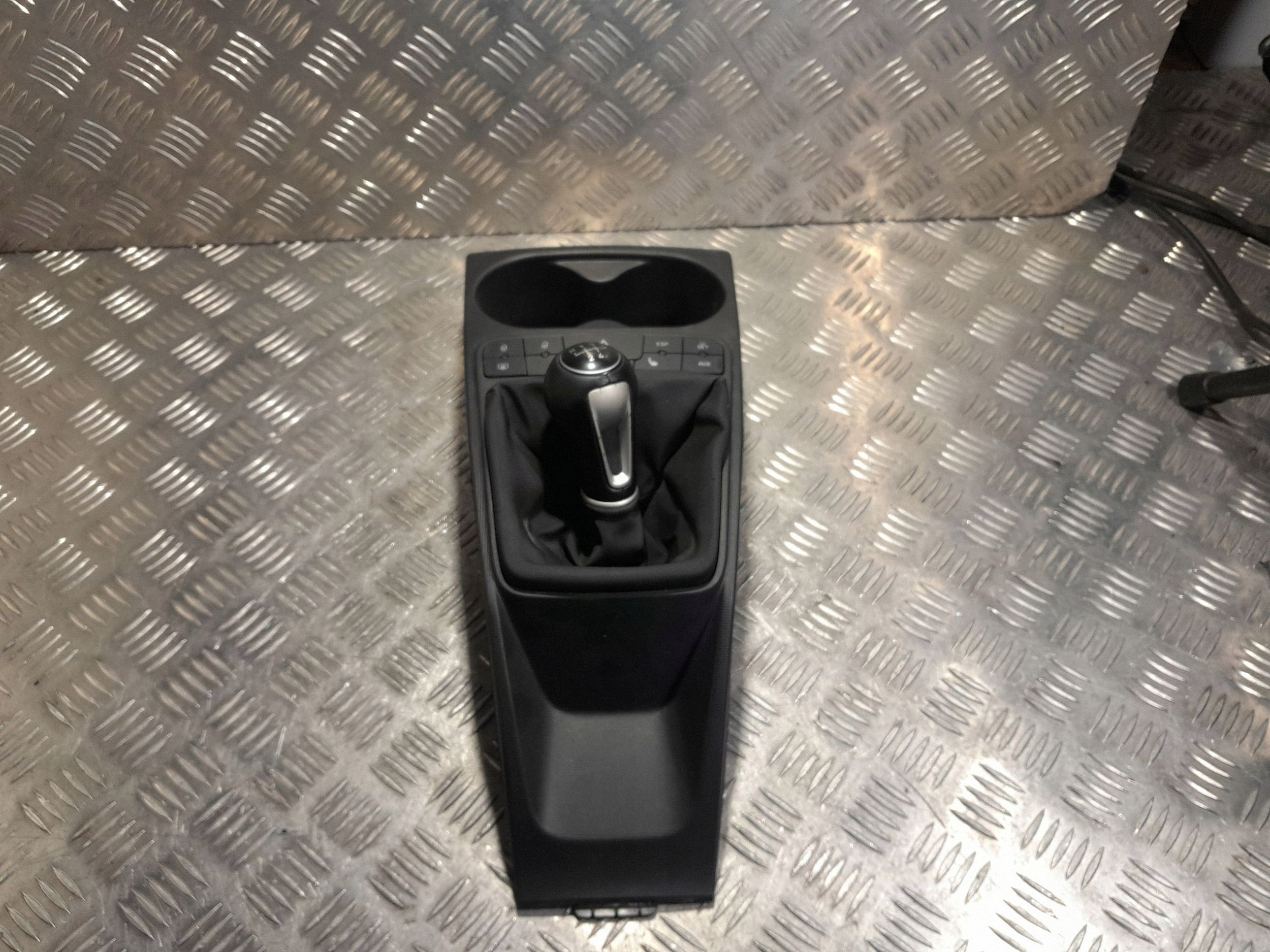Seat Ibiza 4 middenconsole bekerhouder image 2