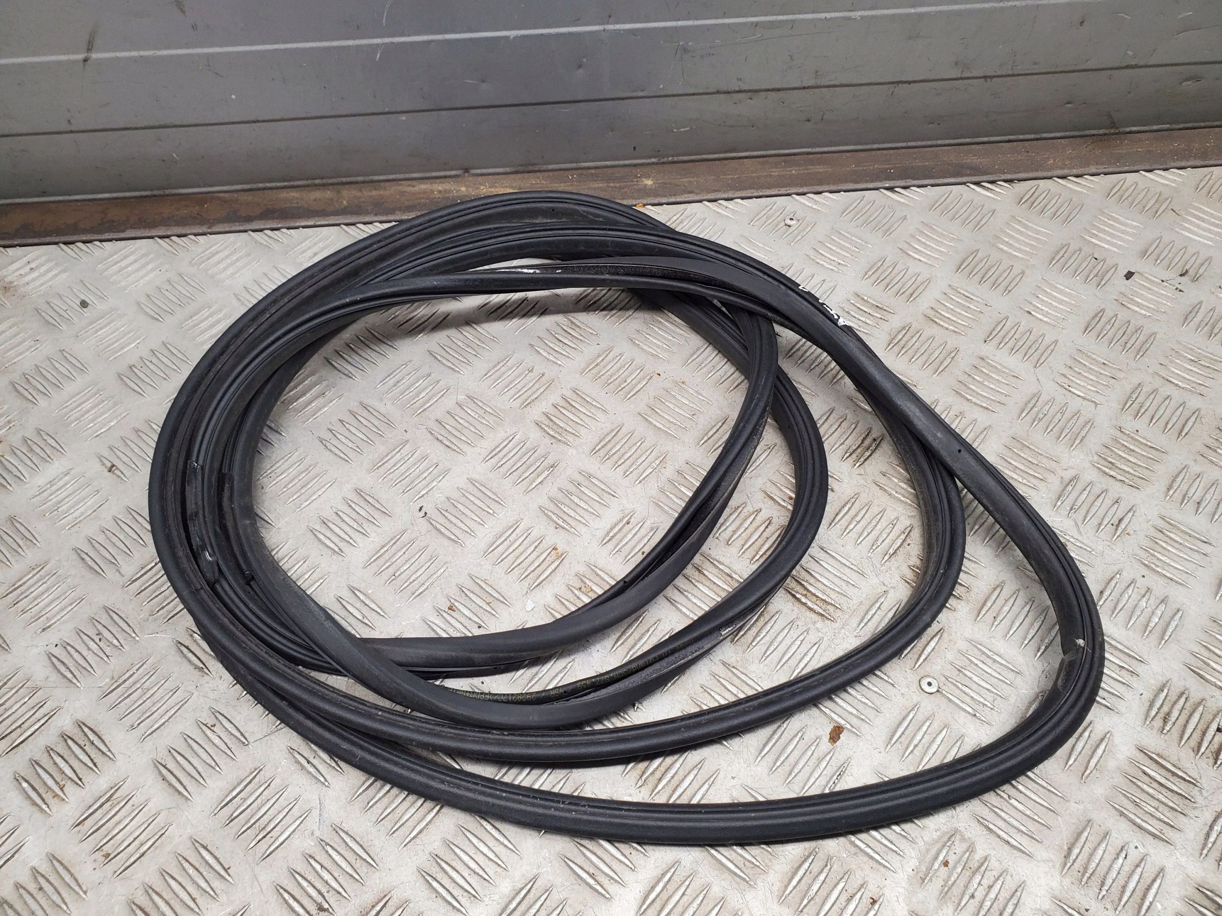 Volkswagen Atlas 2021 Dakraamrubber OEM 3CN877459 image 3