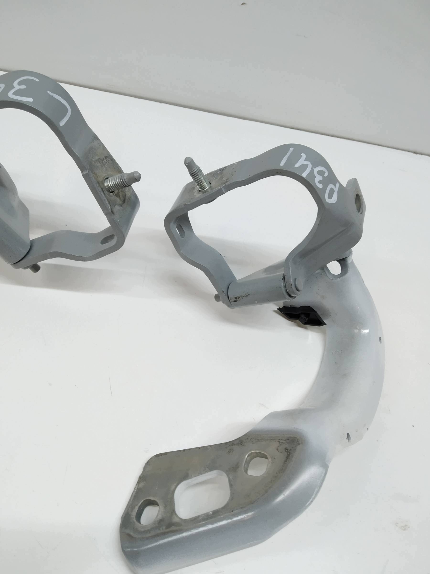 Audi A4 B8 Kombi Tailgate Hinges Used image 3