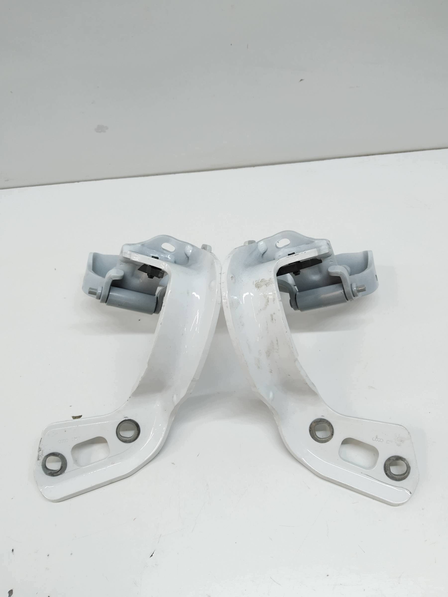 Audi A4 B8 Kombi Tailgate Hinges Used image 4