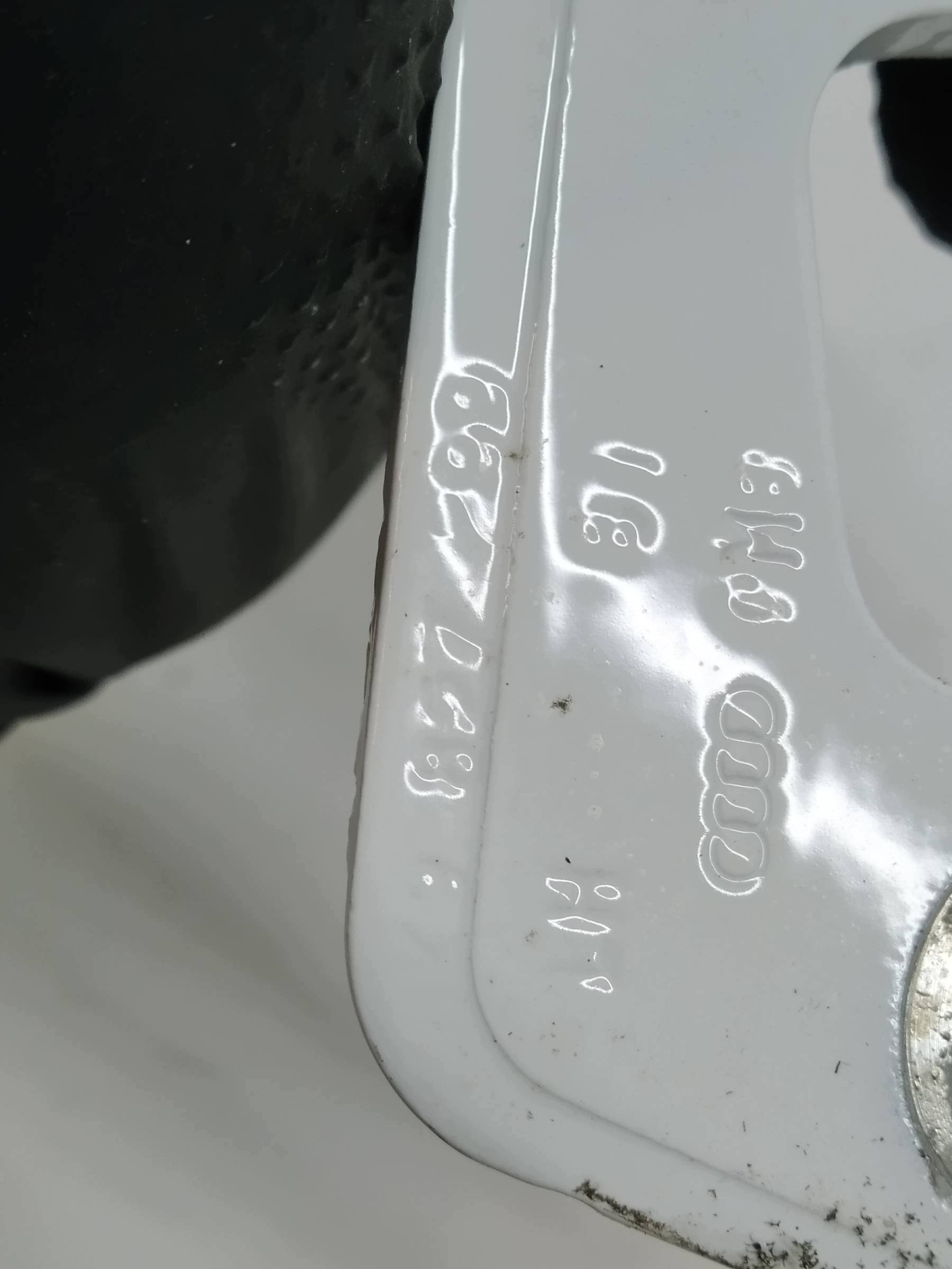 Audi A4 B8 Kombi Tailgate Hinges Used image 5