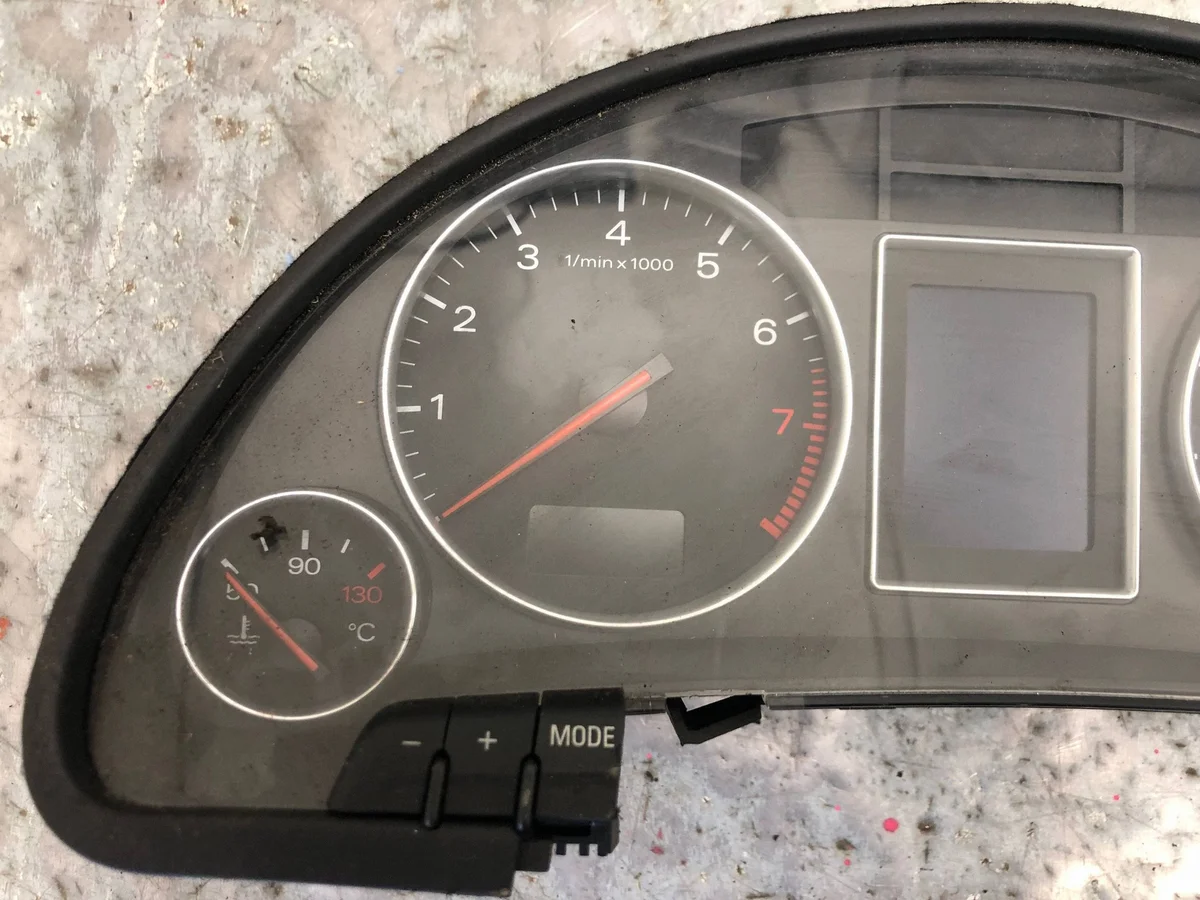 Mittaristo Audi A4 B6 8E0920900H Käytetty