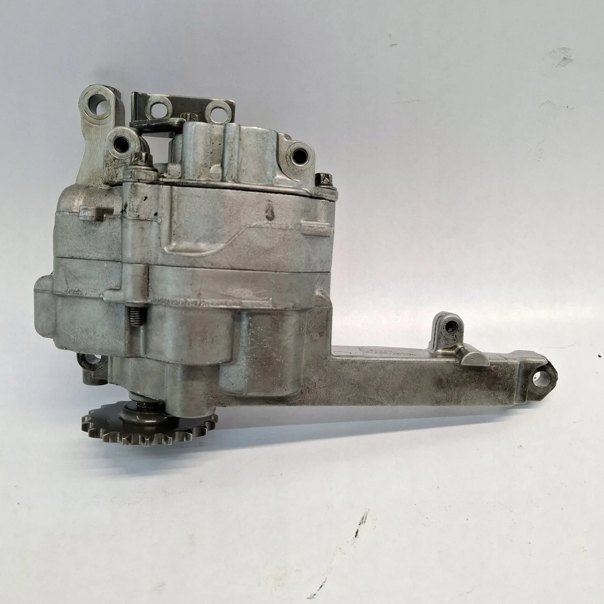 Öljypumppu Mercedes A6421810801 Käytetty