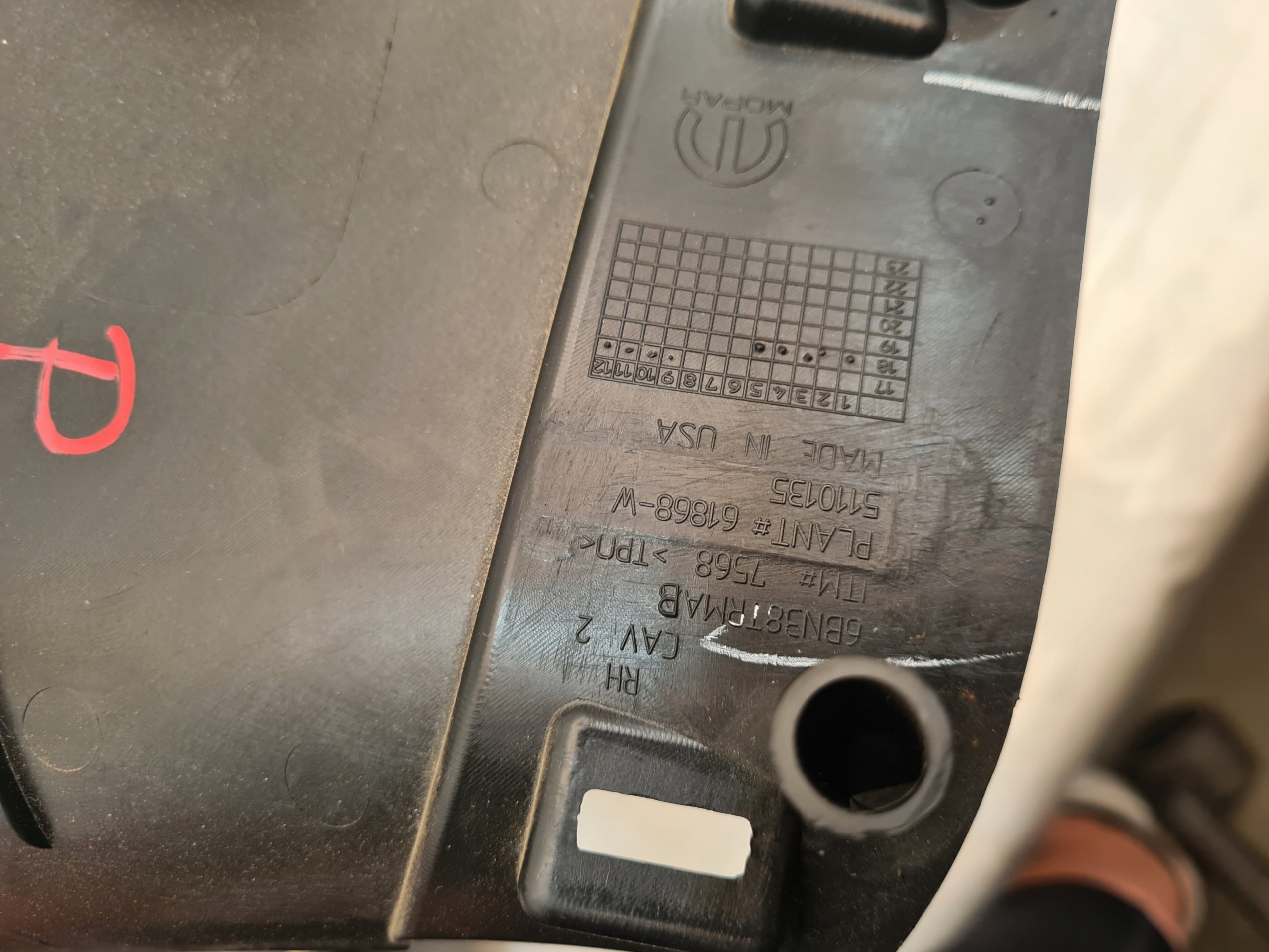 Dodge Ram V 19- Cubierta Pilar Trasero P6BN38TX7AB image 6