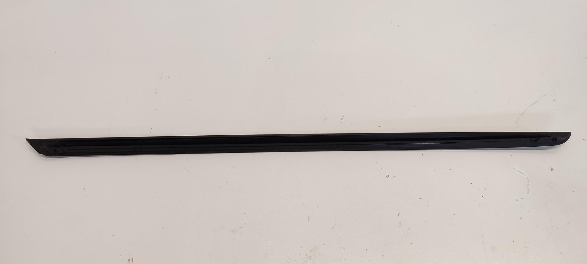 VW Tayron tuulilasin listan oikea 571854328A