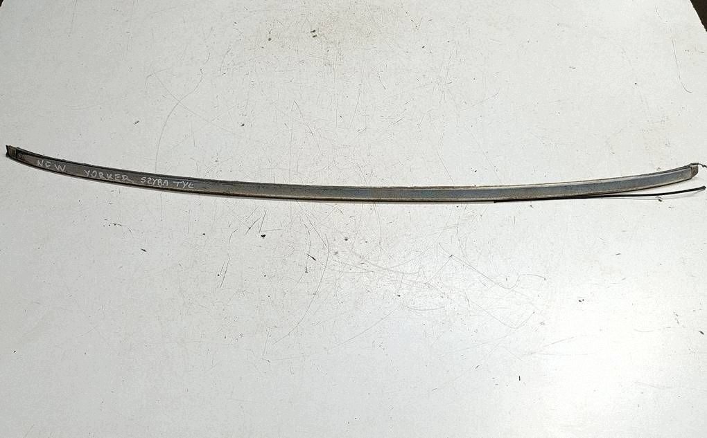 Moldura cromada trasera Chrysler New Yorker 83-88 image 2