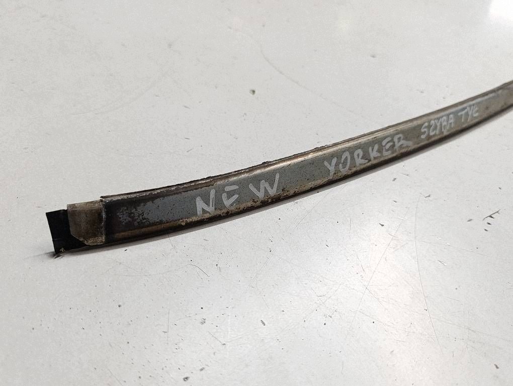 Moldura cromada trasera Chrysler New Yorker 83-88 image 3