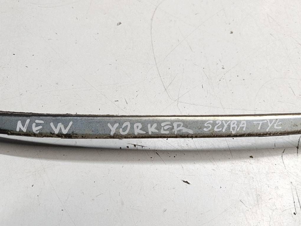 Moldura cromada trasera Chrysler New Yorker 83-88 image 6