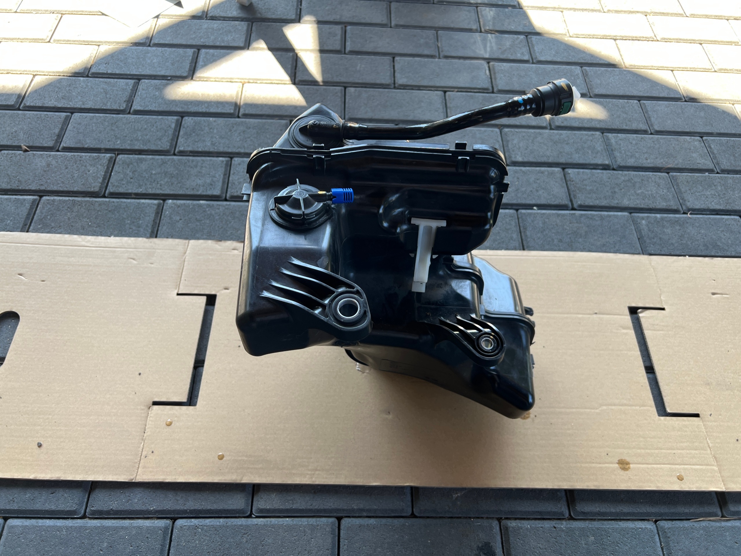 Tanque AdBlue VW Caddy IV 2K5131877C usado image 2