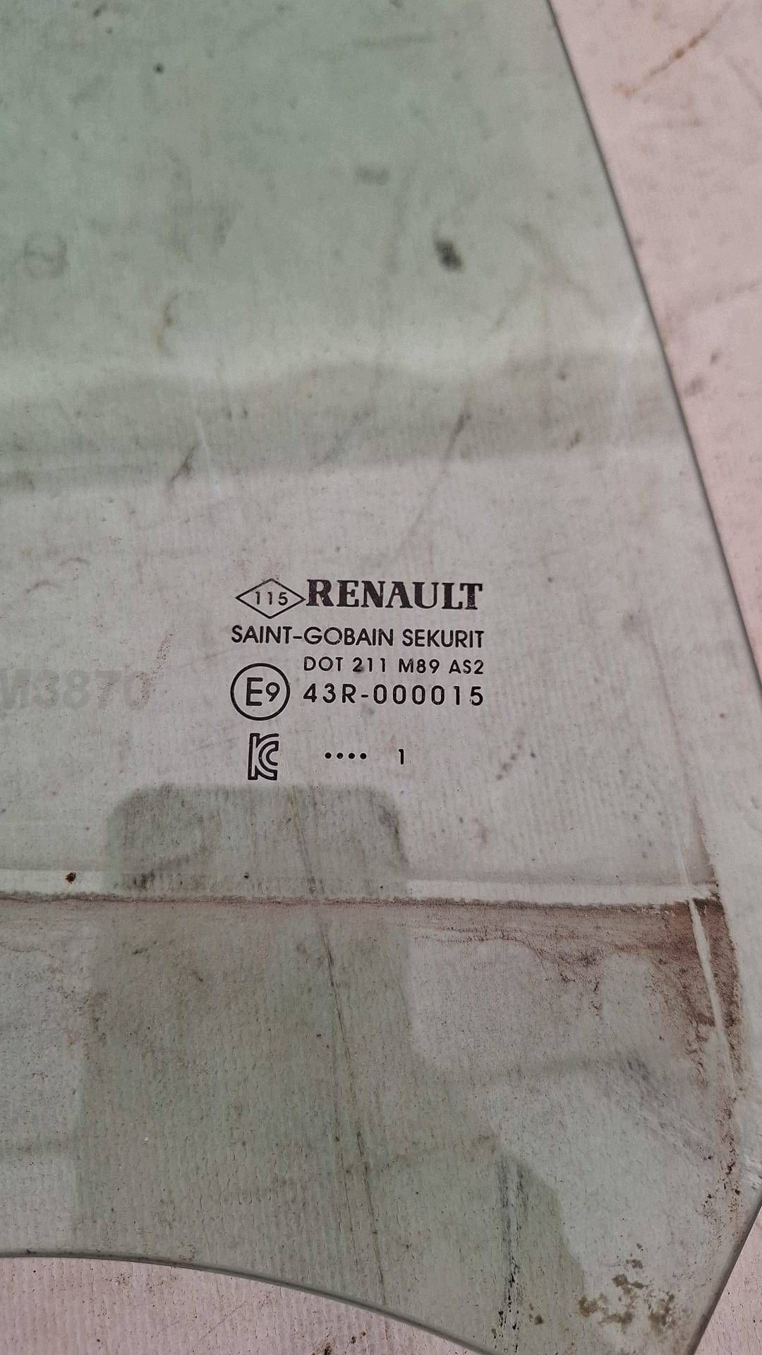 Takalasi oikea takaovi Renault Captur EQB976