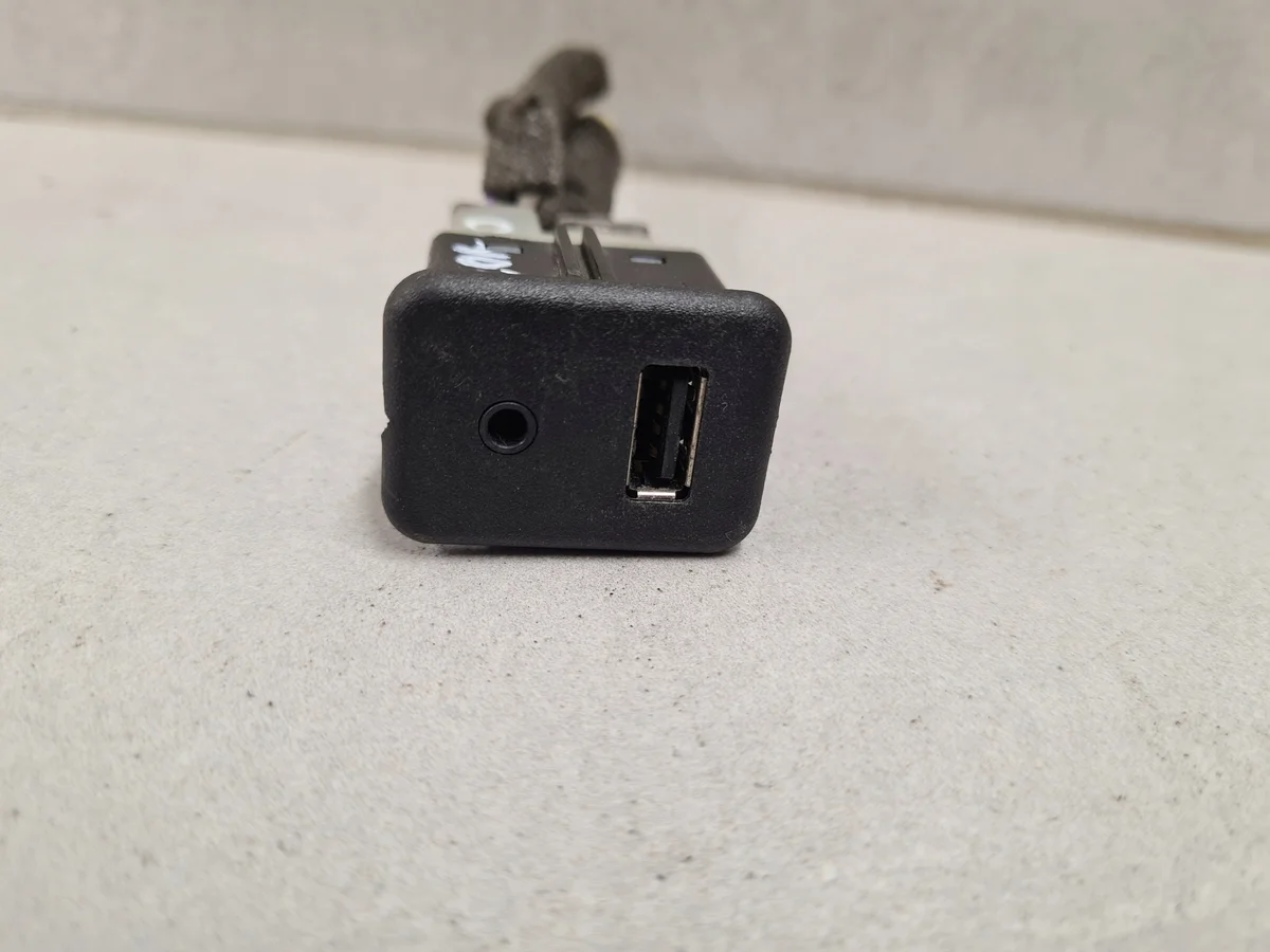 Prise Aux USB Opel Corsa D 25832462 image 5