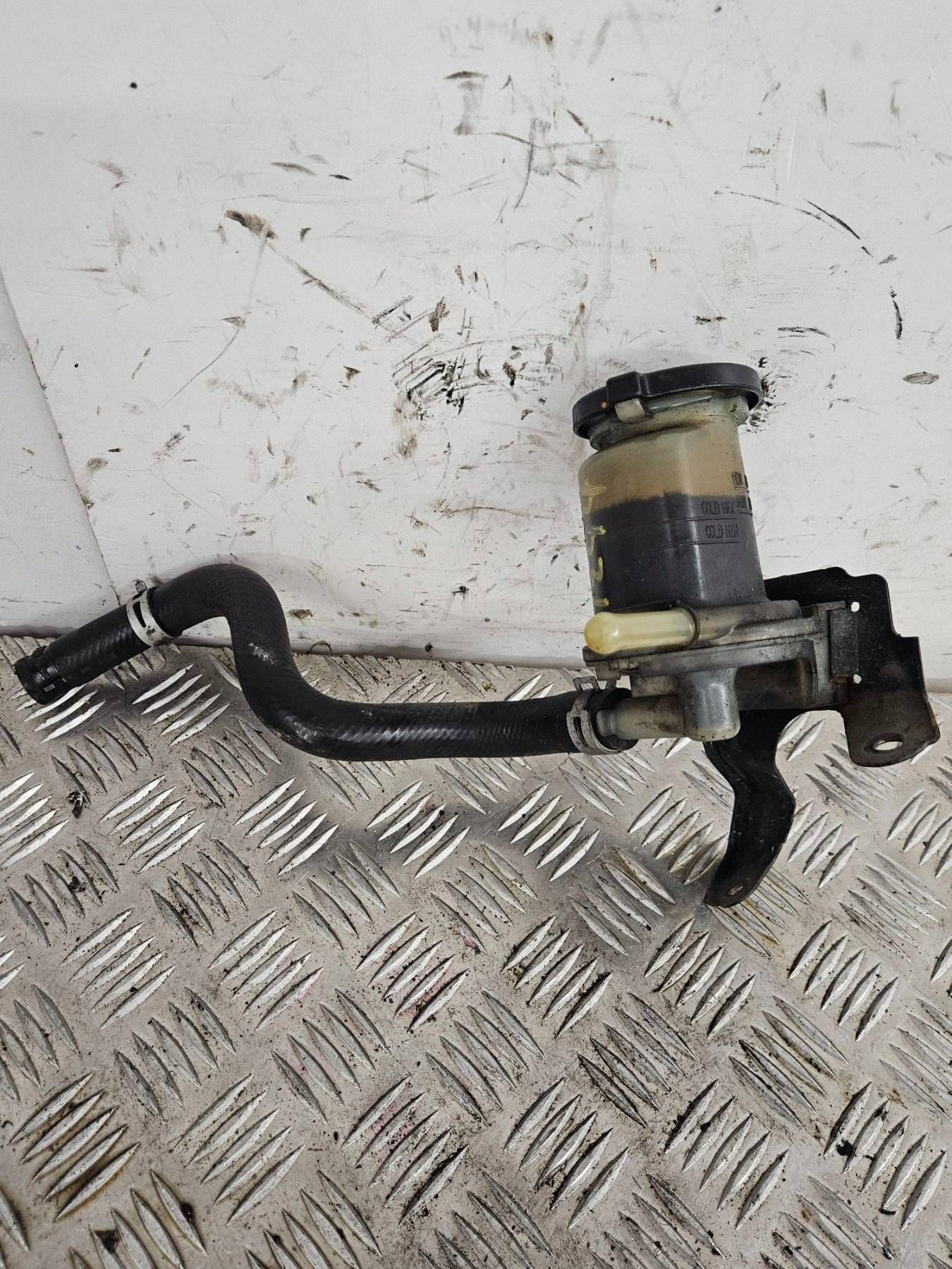 Toyota Corolla Verso E121 Réservoir direction assistée image 5