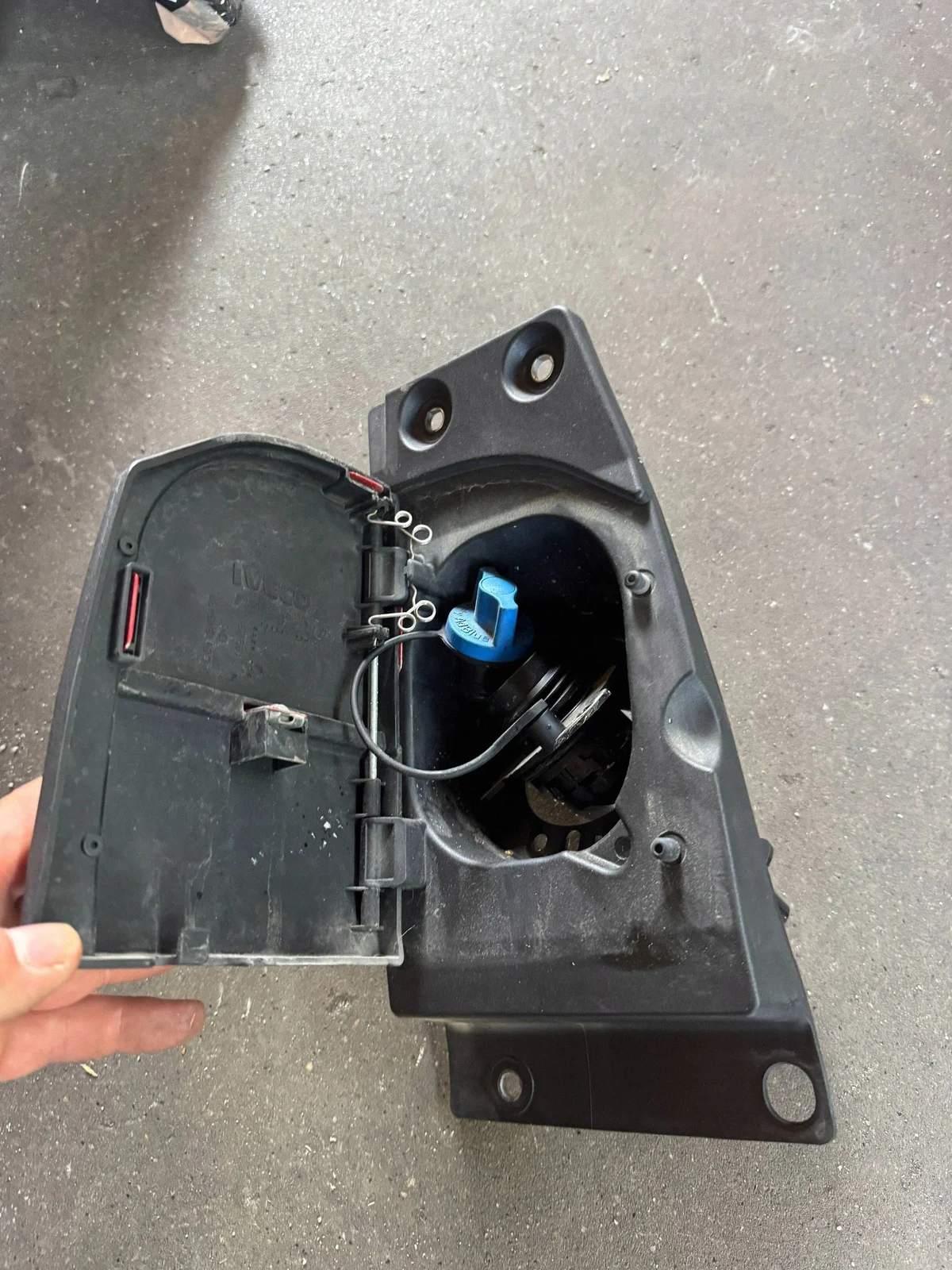 Polttoainetankin luukku Iveco Daily VI