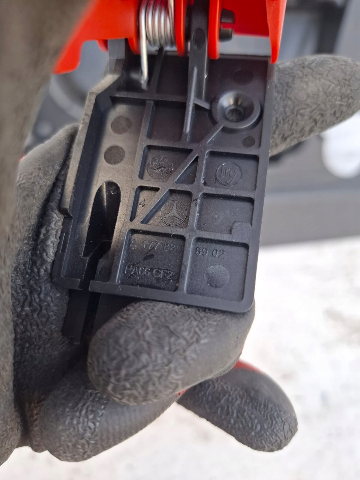 MERCEDES W177 Poignée Ouverture Capot OEM A1778808902 image 3