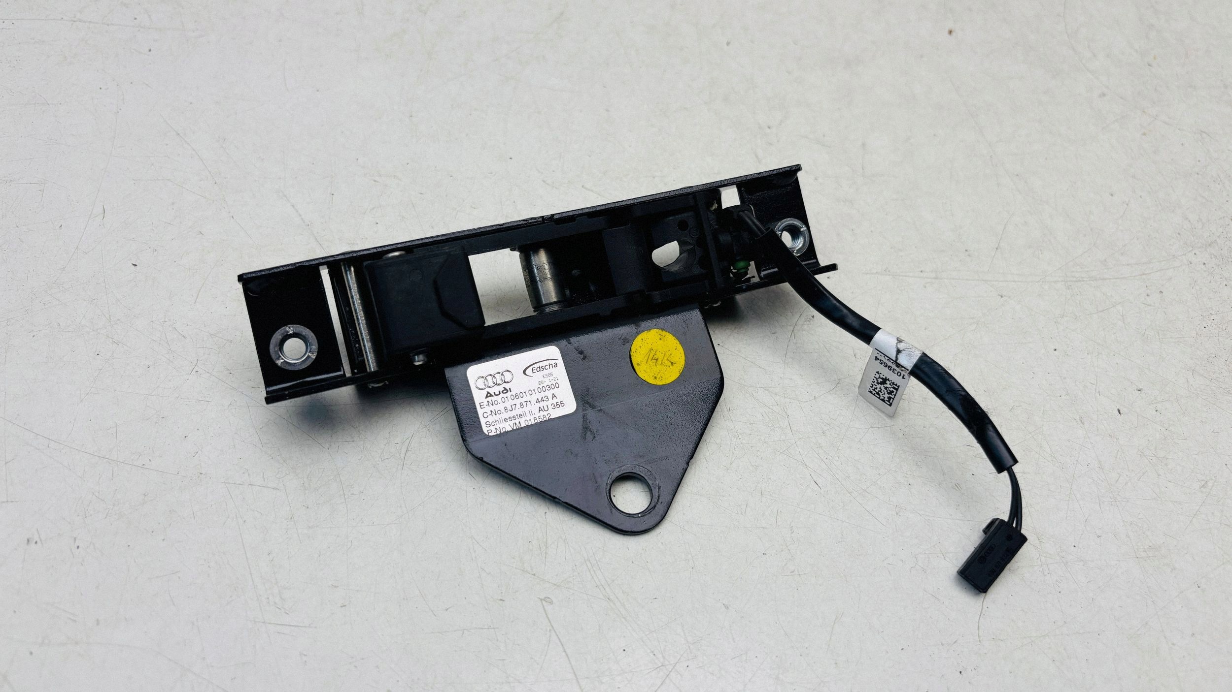 Audi TT Mk2 2009 Loquet de toit 8J7871443A image 2
