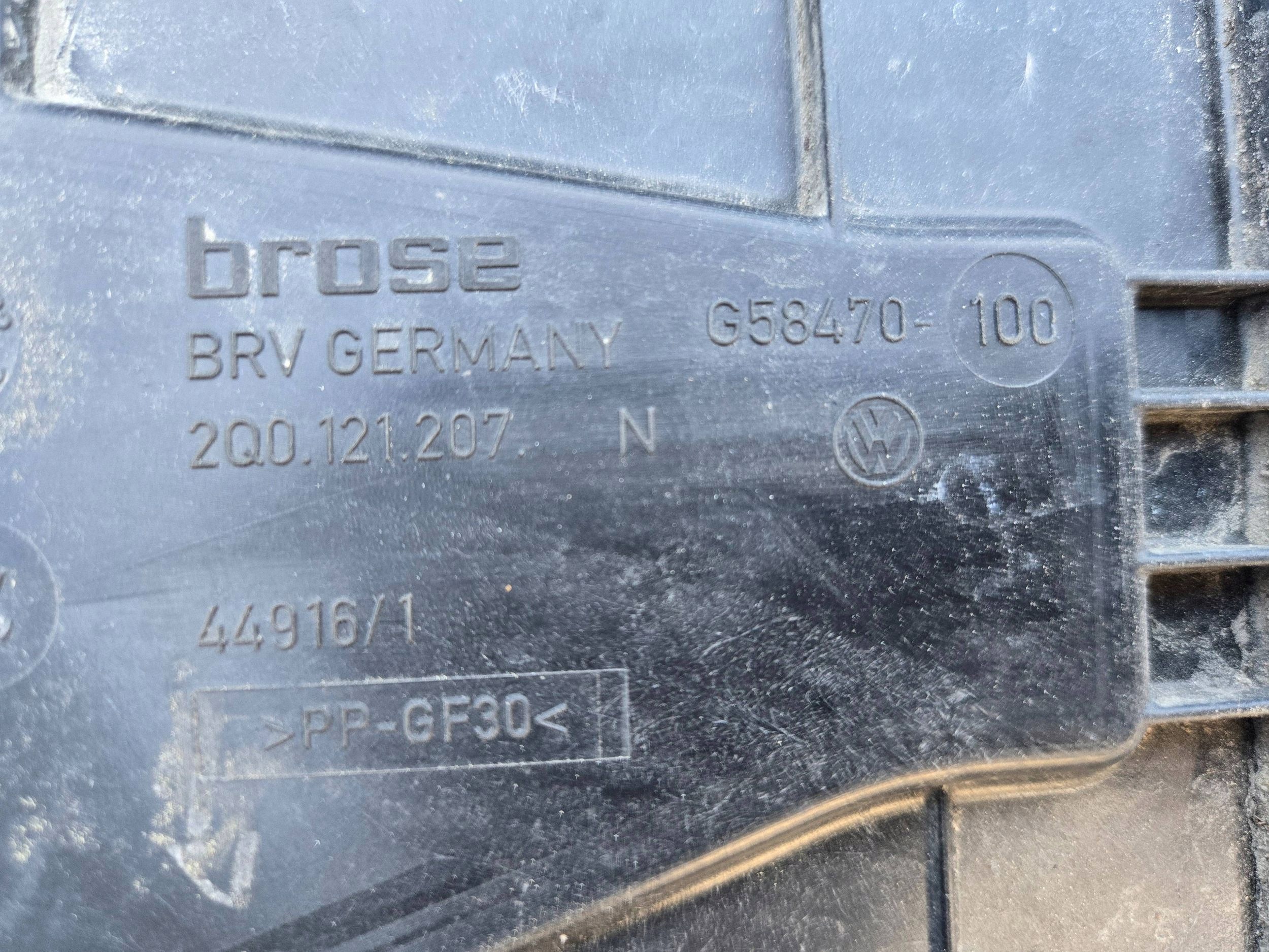 VW Audi Seat Skoda tuulettimen kotelo 2Q0121207N