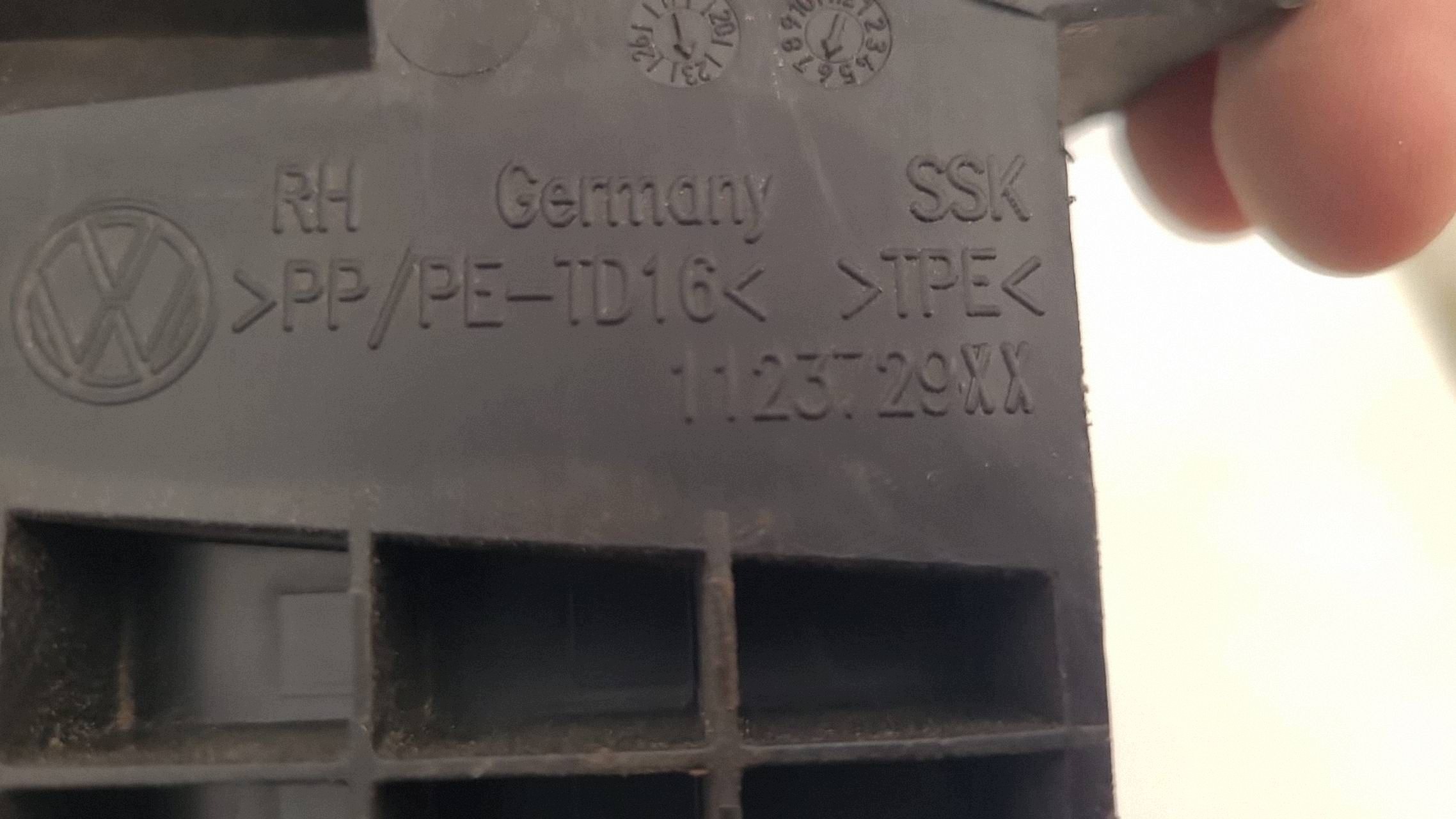 Cache de siège VW Touran III 5TA 1123729XX image 3