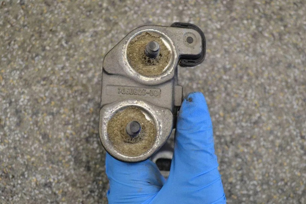 Charnières hayon BMW E81 E84 OEM 7060626
