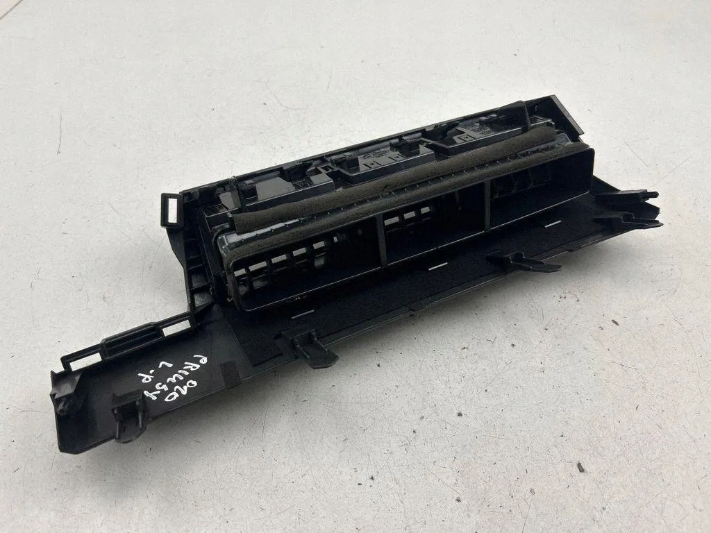 Toyota Prius Plus Dashboard Vent 5568647100 image 4