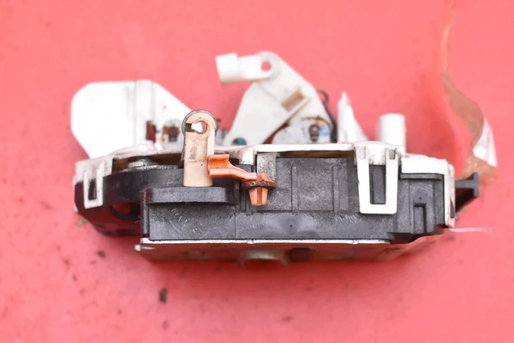 Serrure porte avant gauche Dodge Caliber image 5