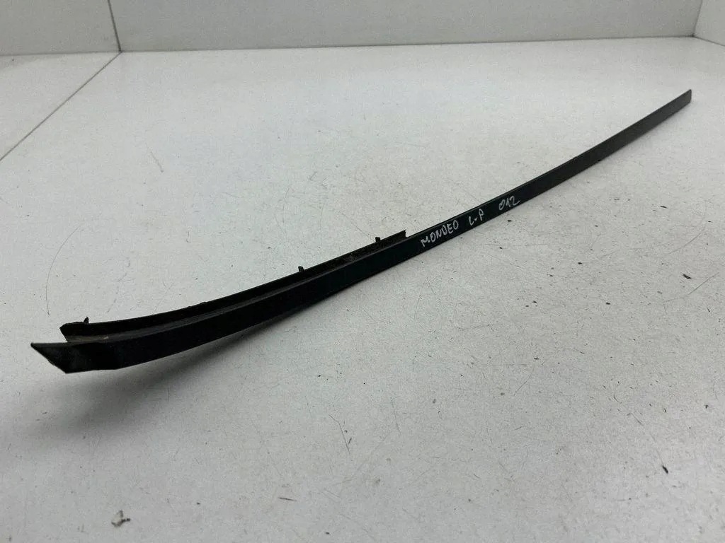 Tuulilistan listan vasen Ford Mondeo MK4 IV