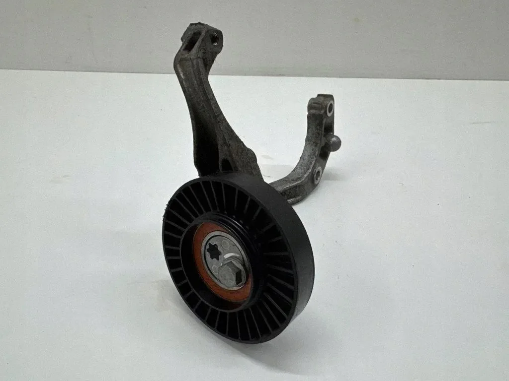 Support compresseur clim Audi 06M260885M