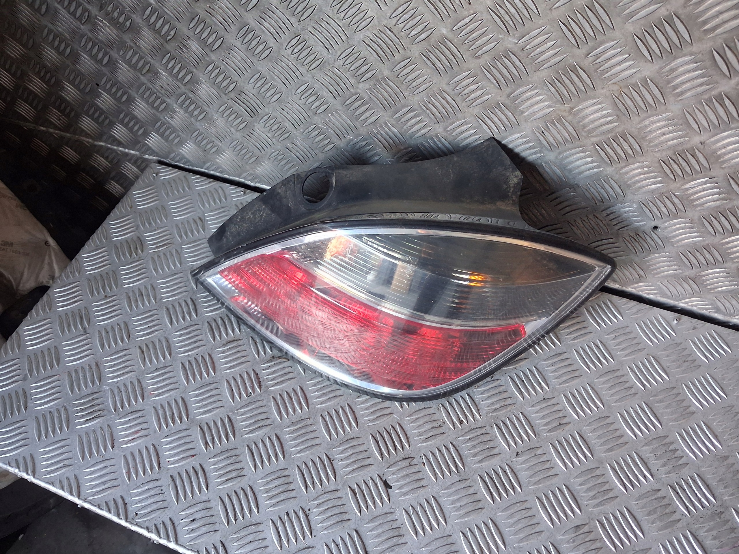 Feu arrière droit Opel Astra H 13222325 image 2
