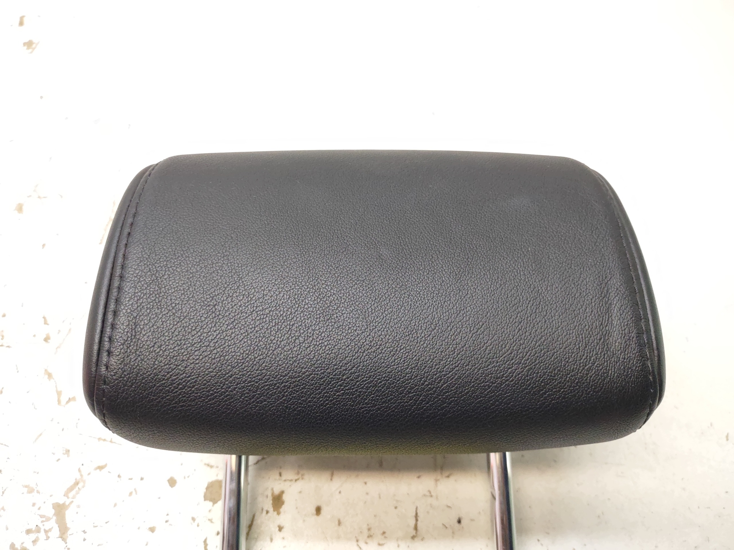 Skoda Superb II taka nojagolowy skóra czarna OEM 3T0940167