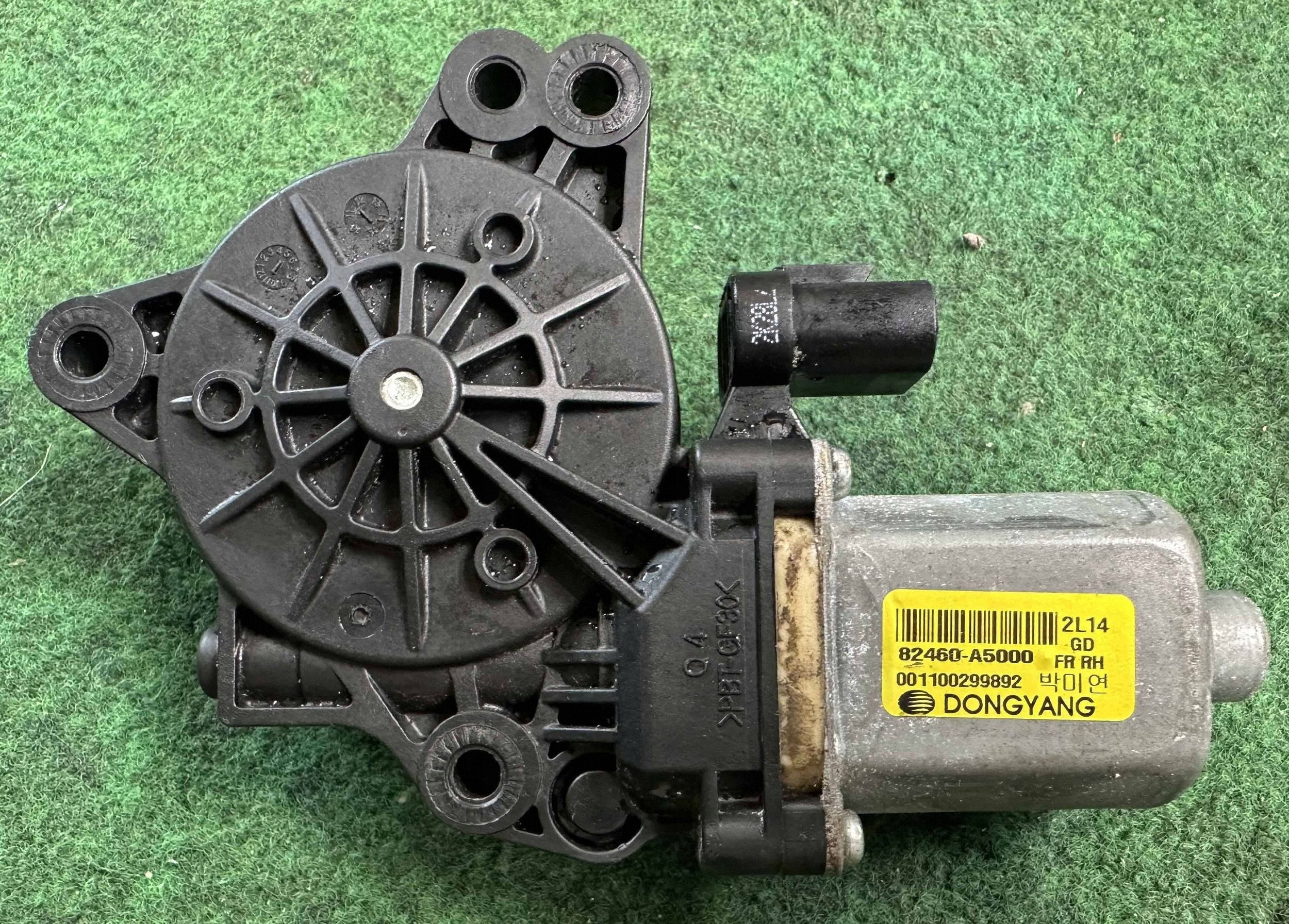 Hyundai i30 II Fensterheber Motor rechts vorne OEM 82460-A5000 image 2