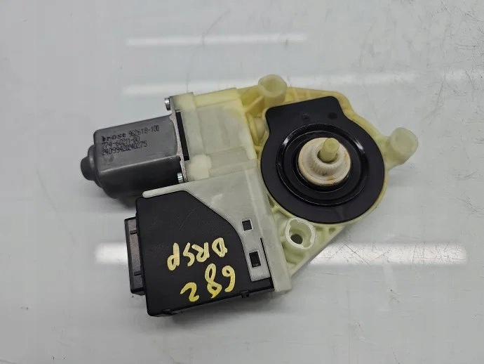 Bakre fönsterhissmotor höger VW Passat B6 1K0959704AB image 2