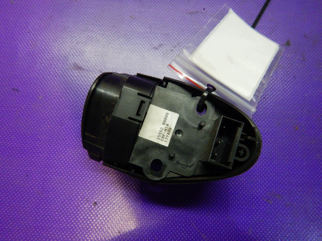 Interruptor de radio Nissan Almera N16 03-06 usado