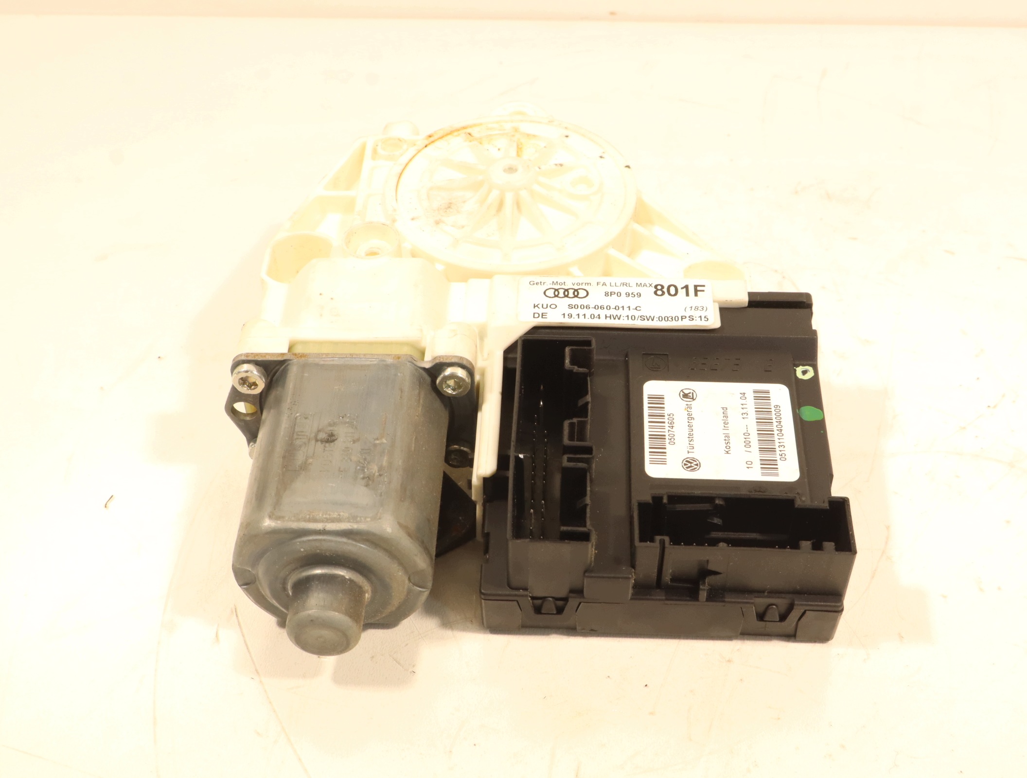 Vasen etuikkunan nostin Audi A3 8P 8P0959801F