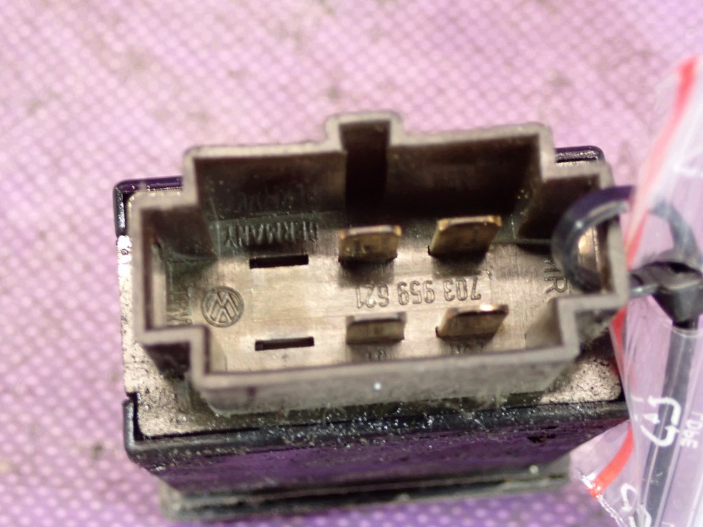 VW Transporter T4 90-03 Interrupteur chauffage vitre 4 broches image 3