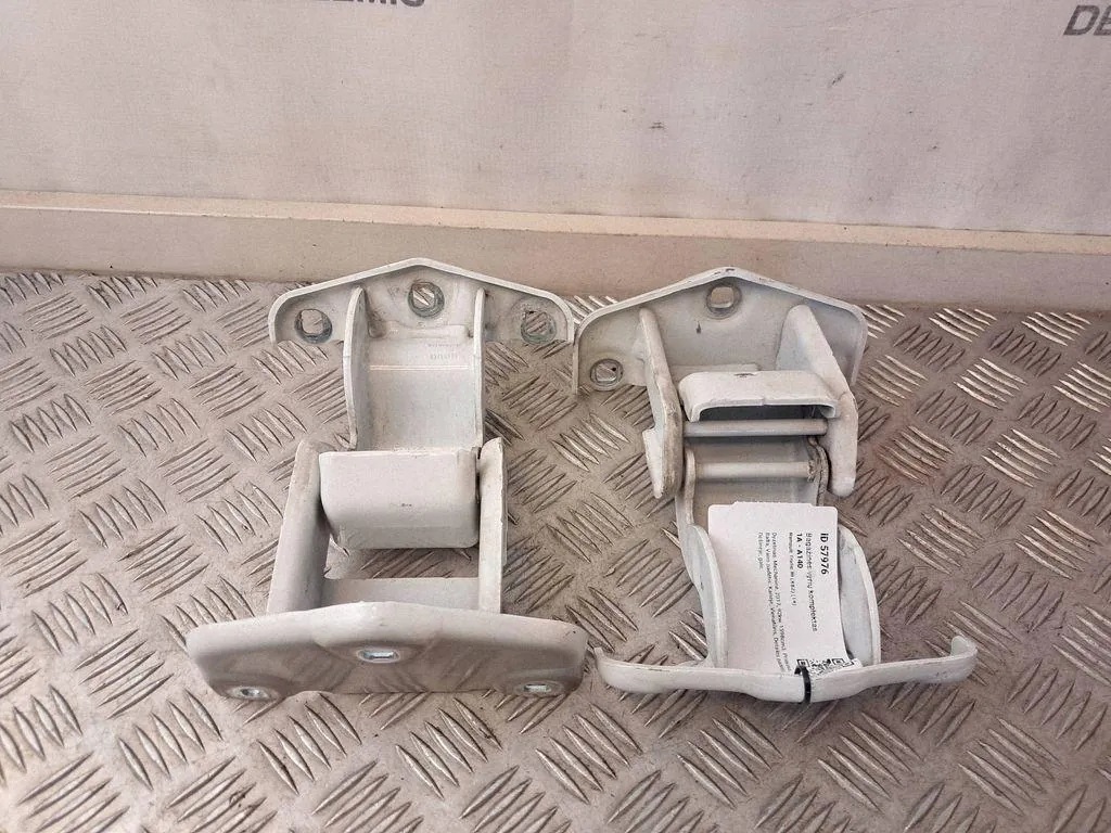 Renault Trafic III Tailgate Hinge Right Used image 2