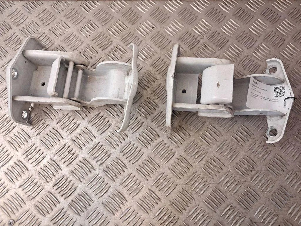 Renault Trafic III Tailgate Hinge Right Used image 3