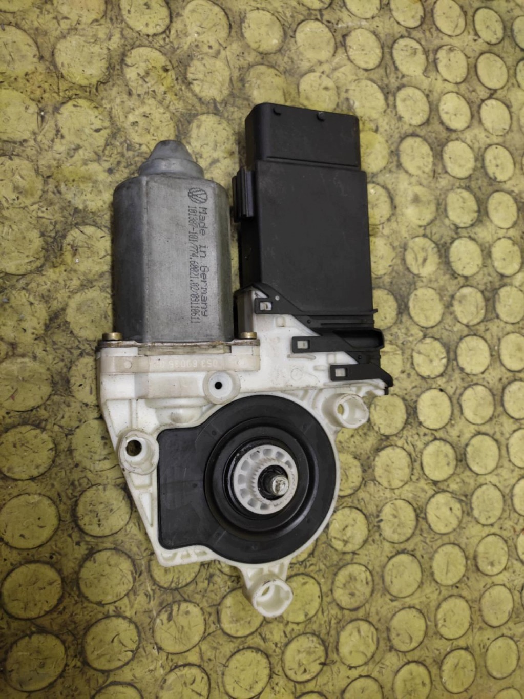 VW Golf IV Fensterhebermotor links vorne 1J1959801C image 3