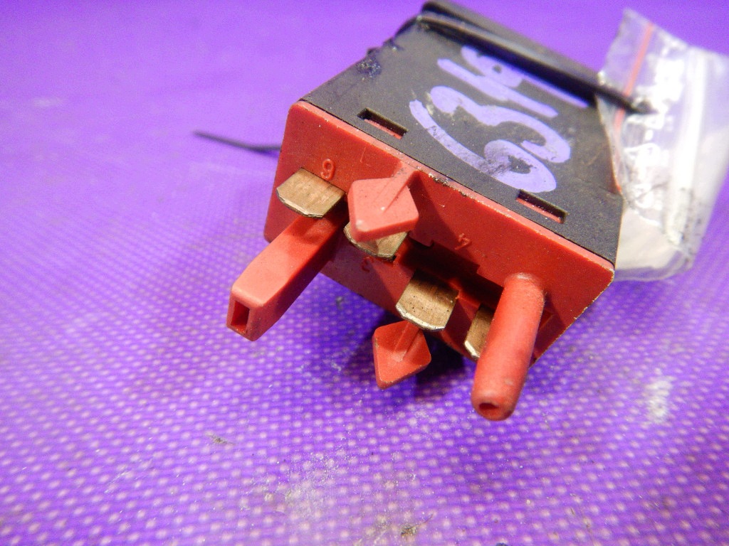 Interruptor ASR Audi A4 B5 94-99 8D0927133 4 pines