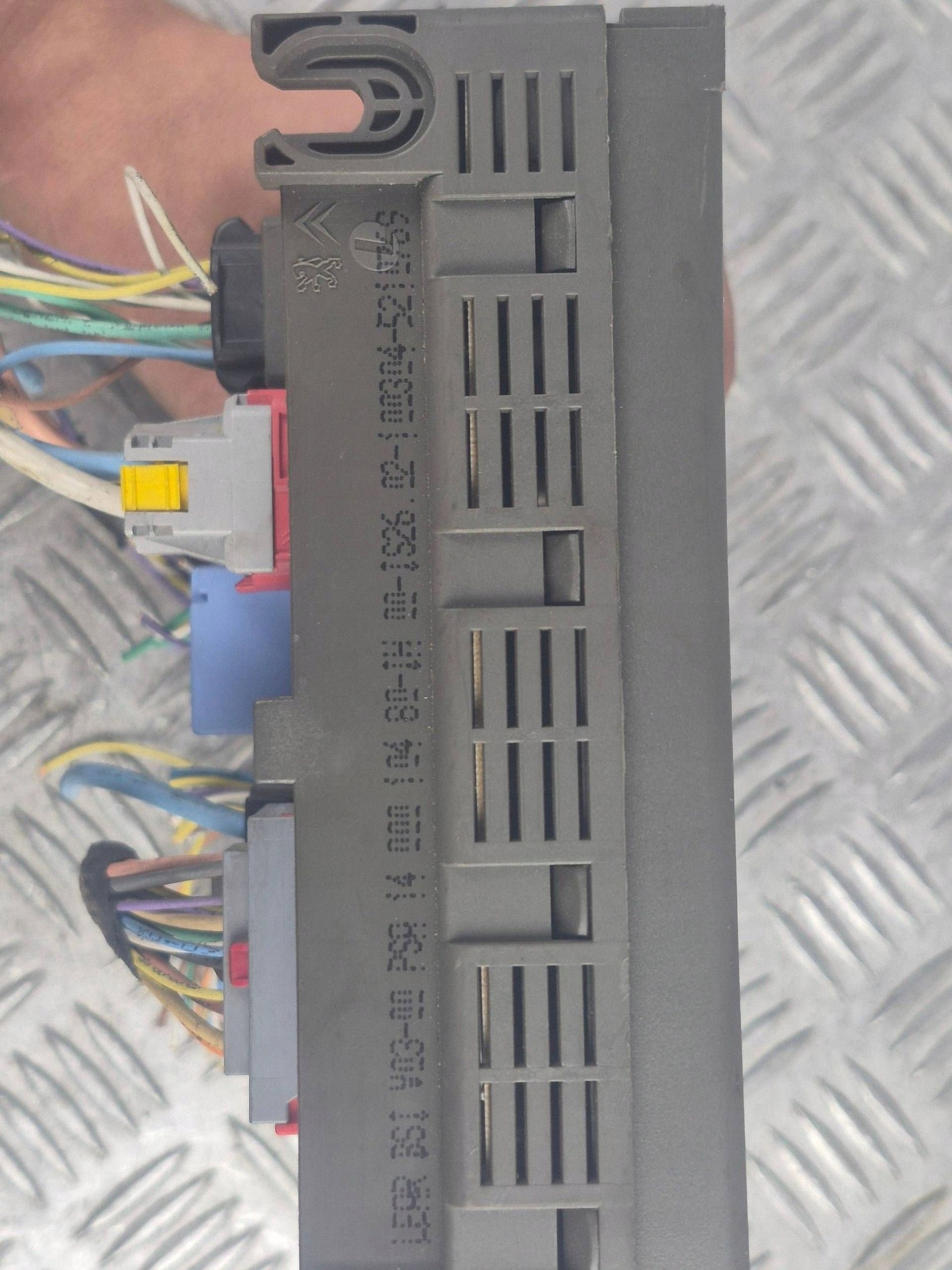 Peugeot 807 2007 Module Confort 1400010480 image 3
