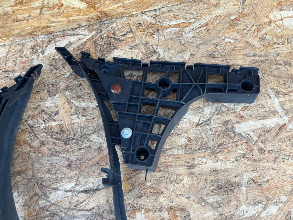 Audi A4 B5 Kombi Stötfångarfäste Höger Bak image 3