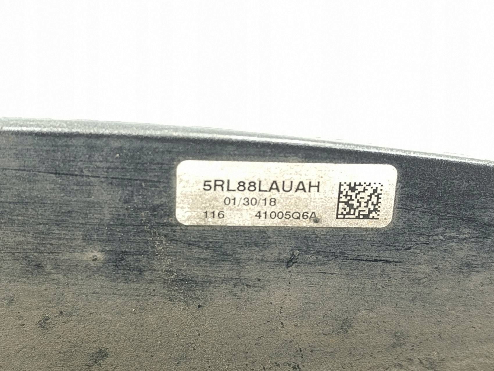 Liste lumineuse plaque d'immatriculation arrière Chrysler Pacifica 5RL88LAUAH image 9