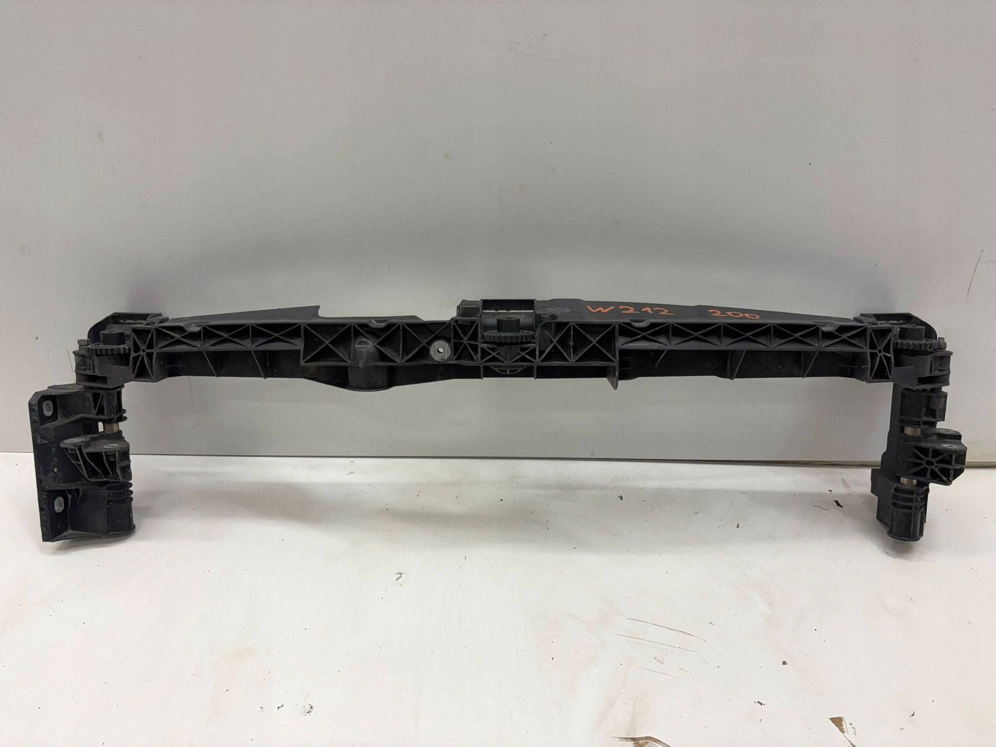 Mercedes E-Class W212 Grille Bracket A2128801403 image 2
