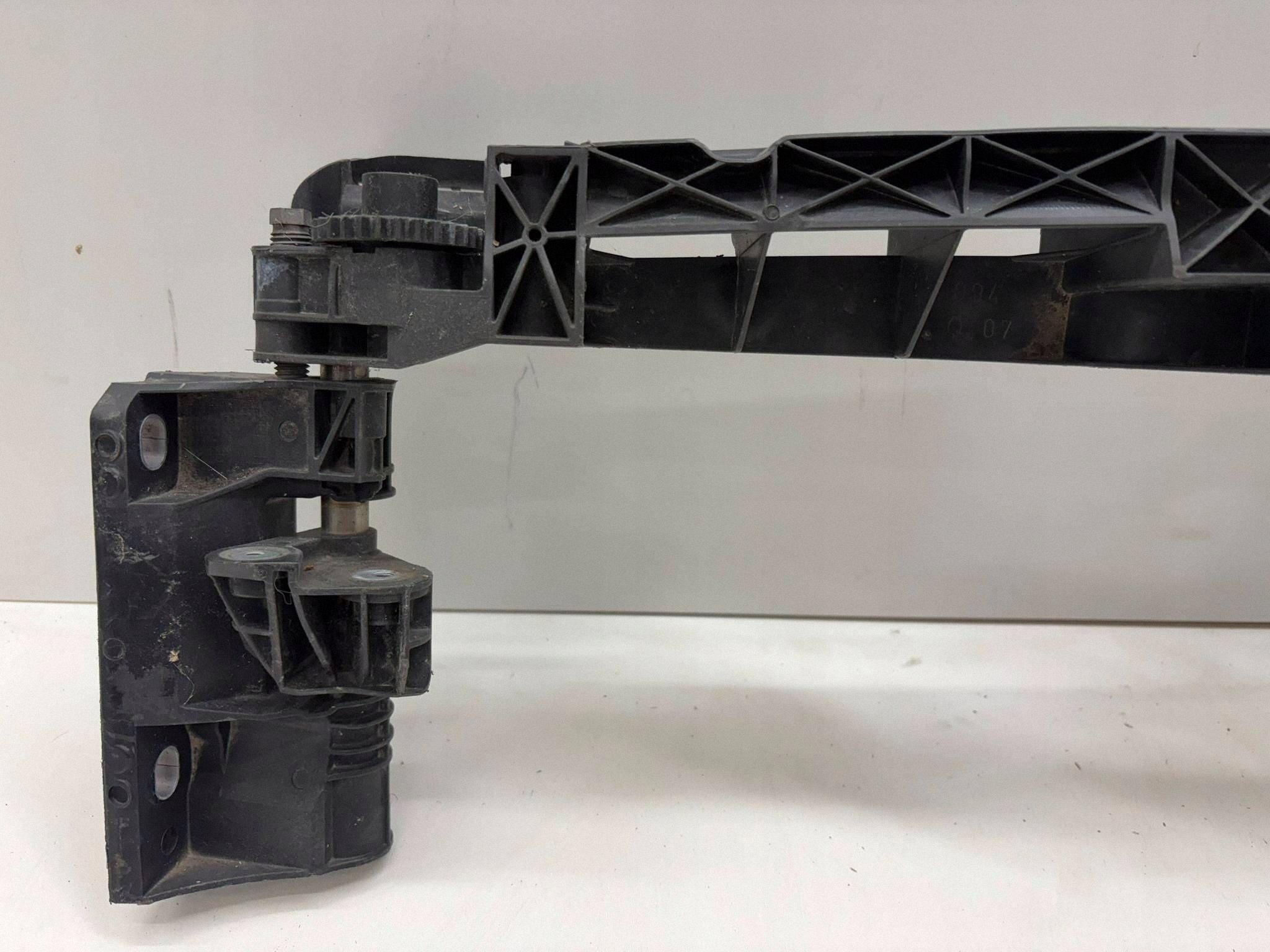 Mercedes E-Class W212 Grille Bracket A2128801403 image 3