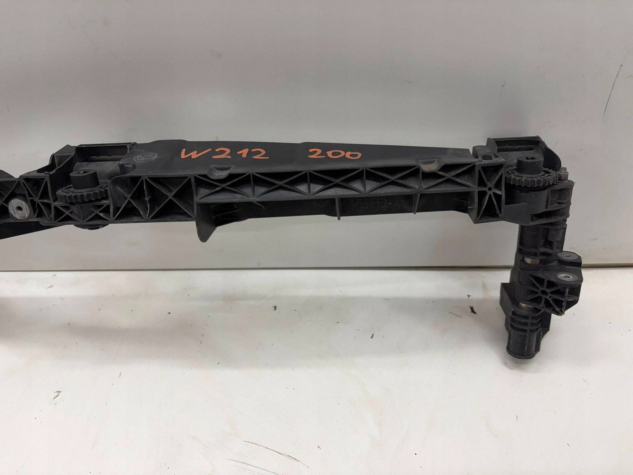 Mercedes E-Class W212 Grille Bracket A2128801403 image 4